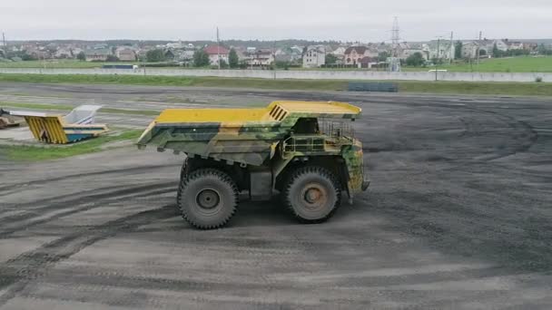 Belarús, Zhodzina, 10 de diciembre de 2018: Enorme camión de transporte Belaz durante la prueba de manejo en pista. Belaz es un fabricante bielorruso de equipos de transporte y movimiento de tierras, camiones de basura, camiones de transporte, pesados — Vídeo de stock