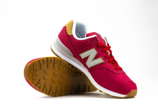 BOSTON, MA, USA, enero 2019 - New Balance NB 574 zapatillas deportivas en el fondo del estudio. New Balance Athletics uno de los principales fabricantes mundiales de calzado deportivo. Editorial ilustrativo —  Fotos de Stock