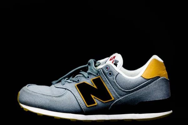 Boston, Ma, Stany Zjednoczone Ameryki, stycznia 2019 - sportowe buty New Balance Nb 574 na tle studio. Nowe saldo lekkoatletyka, jednym z głównych producentów obuwia sportowego. Ilustracyjnych redakcji — Zdjęcie stockowe