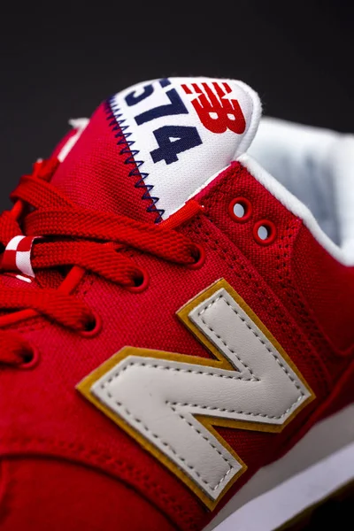 Boston, Ma, Stany Zjednoczone Ameryki, stycznia 2019 - sportowe buty New Balance Nb 574 na tle studio. Nowe saldo lekkoatletyka, jednym z głównych producentów obuwia sportowego. Ilustracyjnych redakcji — Zdjęcie stockowe