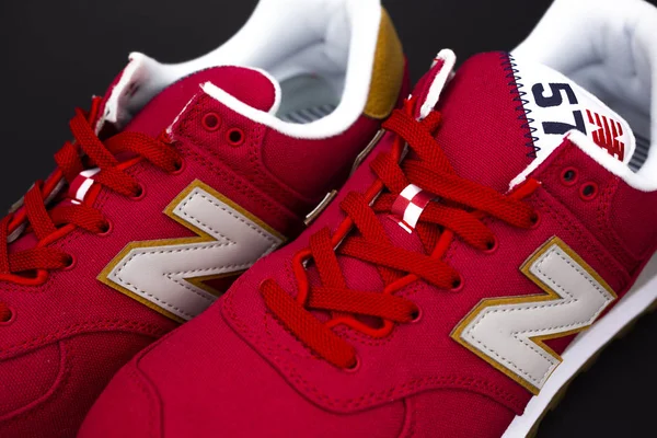 BOSTON, MA, USA, enero 2019 - New Balance NB 574 zapatillas deportivas en el fondo del estudio. New Balance Athletics uno de los principales fabricantes mundiales de calzado deportivo. Editorial ilustrativo —  Fotos de Stock