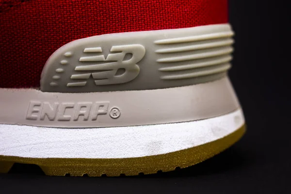 BOSTON, MA, USA, enero 2019 - New Balance NB 574 zapatillas deportivas en el fondo del estudio. New Balance Athletics uno de los principales fabricantes mundiales de calzado deportivo. Editorial ilustrativo —  Fotos de Stock