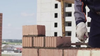 İşçi bir şantiyeye tuğla döşer. Brickwork endüstriyel yakın