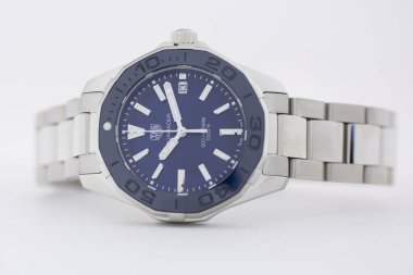 Chaux-de-Fonds, İsviçre, 21 Ağustos 2019 - İsviçre üretim saat şirketinden ünlü İsviçre yapımı lüks kol saati Tag Heuer karakter saatinin kapanışı