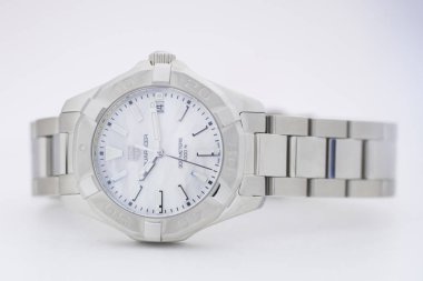 Chaux-de-Fonds, İsviçre, 21 Ağustos 2019 - İsviçre'nin ünlü yapımı lüks kol saati Tag Heuer Aquaracer saatinin kapanışı