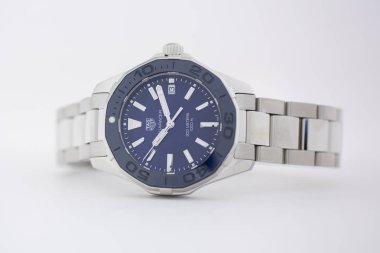 Chaux-de-Fonds, İsviçre, 21 Ağustos 2019 - Tag Heuer karakter saatinin yakın çekim, İsviçre'den yapılmış ünlü lüks kol saati, İsviçre'den üretilen lüks kol saati masada izole