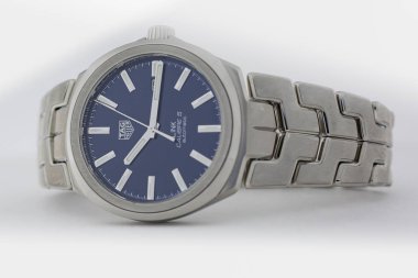 Chaux-de-Fonds, İsviçre, 21 Ağustos 2019 - İsviçre üretim saat şirketinden ünlü İsviçre yapımı lüks kol saati Tag Heuer Grand Carrera saatinin kapanışı