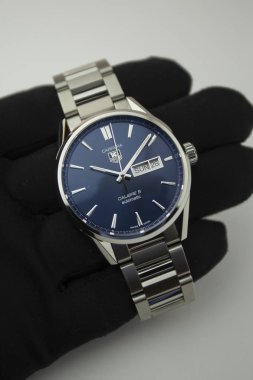 Chaux-de-Fonds, İsviçre, 21 Ağustos 2019 - İsviçre üretim saat şirketinden ünlü İsviçre yapımı lüks kol saati Tag Heuer Grand Carrera saatinin kapanışı