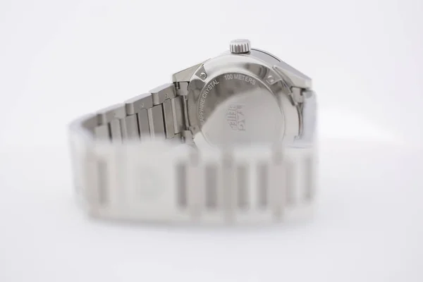 스위스 쇼 드 퐁스, 2019년 8월 21일 - 화이트에 고립된 스위스 명품 제조 시계 회사의 유명한 스위스 메이드 럭셔리 시계 인 태그호이어 그랜드 카레라 시계 백사이드의 클로즈업 — 스톡 사진