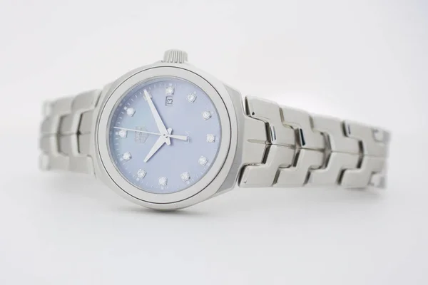 Chaux-de-Fonds, Szwajcaria, Sierpień 21 2019-bliska Tag Heuer link klejnot zegarek z klejnotów, słynny szwajcarski zegarek szwajcarski zegar produkcji luksusowych firm izolowane na białym stole — Zdjęcie stockowe