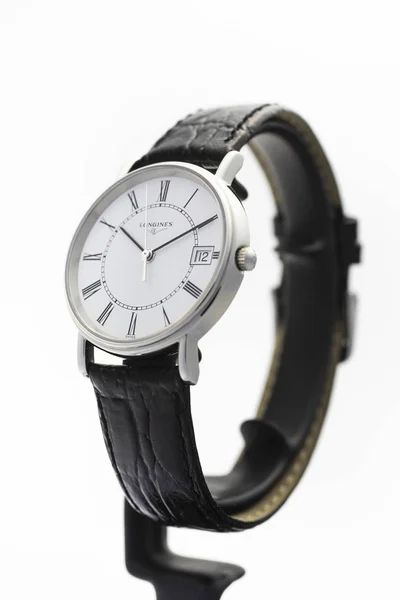 Saint-Imier, Suiza 15 de septiembre de 2019 - Longines Grande Classique - Presencia suiza reloj de pulsera de lujo de primer plano macro disparo aislado en soporte blanco —  Fotos de Stock