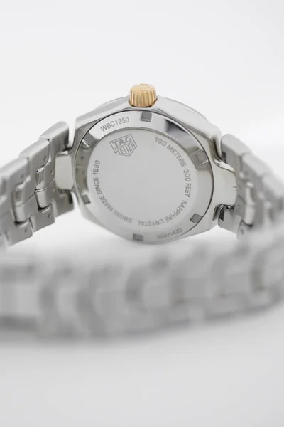Chaux-de-Fonds, Švýcarsko, srpen 21 2019-blízká značka Heuer, na které se hraje Dámská ocel a zlaté hodinky, známá ze švýcarských luxusních výrobních hodin, která je izolovaná na bílém — Stock fotografie