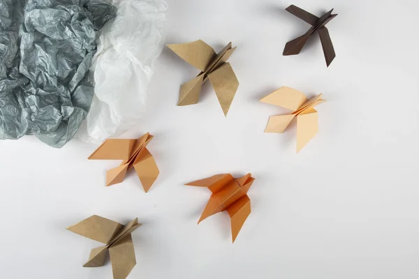 Migración de aves concepto de otoño origami hecho a mano aves vuelan lejos del frío sobre un fondo de papel — Foto de Stock