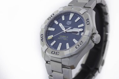 Chaux-de-Fonds, İsviçre, 21 Ağustos 2019 - Tag Heuer Aquaracer Calibre 5 mekanik saatin mavi yüzlü yakın çekim