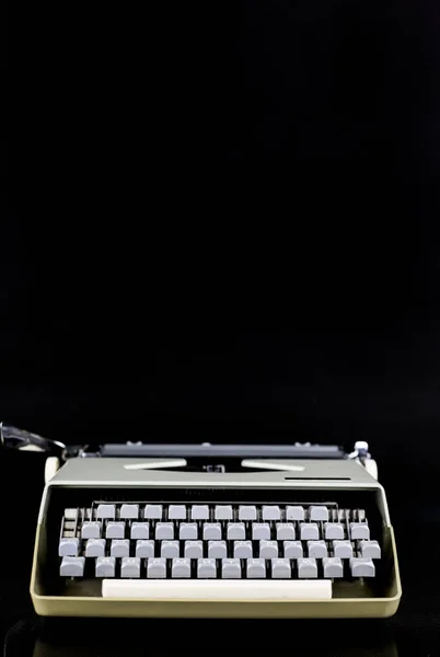 Schreibmaschine auf dem Tisch vor schwarzem Hintergrund. Arbeitsplatz des Schriftstellers oder Autors. Konzept der Blogger. — Stockfoto