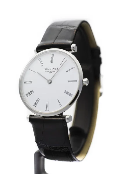 Saint-Imier, Suiza 15 de septiembre de 2019 - LONGINES LA GRANDE CLASSIQUE QUARTZ 29MM reloj de pulsera suizo de lujo de primer plano macro shot mujeres reloj aislado en soporte blanco — Foto de Stock