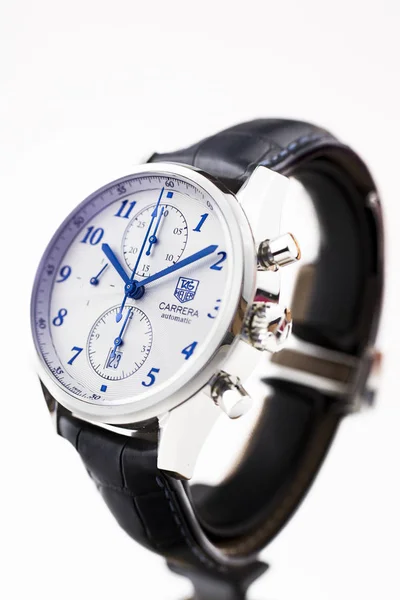 Chaux-de-Fonds, Svizzera, 21 agosto 2019 - La chiusura di Tag Heuer Grand Carrera, un famoso orologio da polso svizzero di lusso della società svizzera produttrice di orologi — Foto Stock