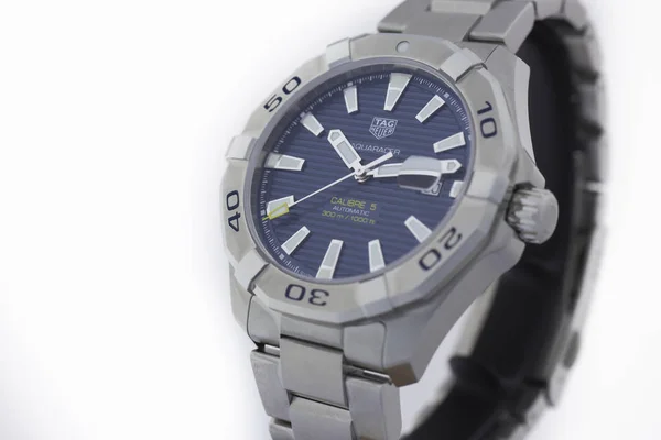 Chaux-de-Fonds, Zwitserland, augustus 21 2019-de close-up van Tag Heuer Aquaracer Calibre 5 mechanisch horloge met blauw gezicht Stockfoto