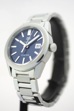 Chaux-de-Fonds, İsviçre, 21 Ağustos 2019 - Çelik Tag Heuer Carrera saat, ünlü İsviçre yapımı lüks kol saati İsviçre lüks üretim saat şirket beyaz izole yakın
