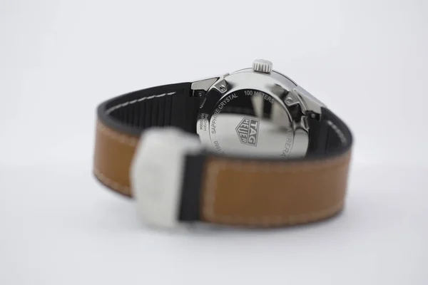瑞士乔克斯-德-丰斯，2019年8月21日 - Tag Heuer Carrera手表的特写，一个著名的瑞士制造的钢制豪华手表与皮革手镯 — 图库照片