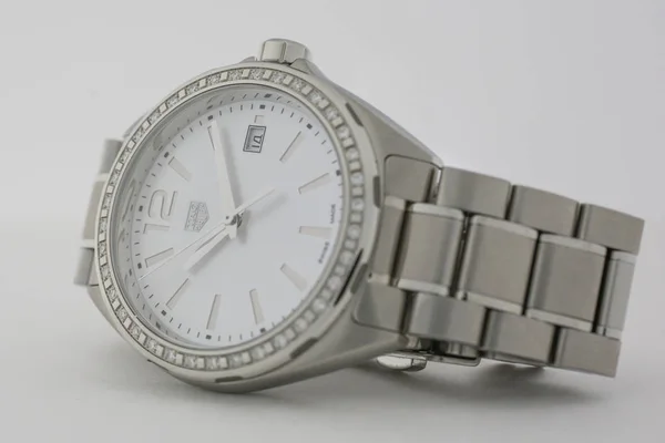 스위스 쇼 드 퐁, 2019년 8월 21일 - 스위스 제조 시계 회사에서 제작한 유명한 스위스 메이드 럭셔리 손목 시계인 태그호이어 그랜드 카레라 시계의 클로즈업 — 스톡 사진