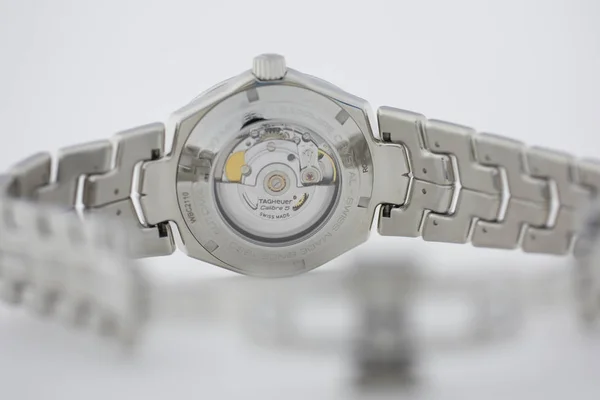 Chaux-de-Fonds, Zwitserland, augustus 21 2019-de close-up van Tag Heuer Grand Carrera horloge, een beroemde Swiss made luxe polshorloge uit Zwitserland productie klok bedrijf — Stockfoto