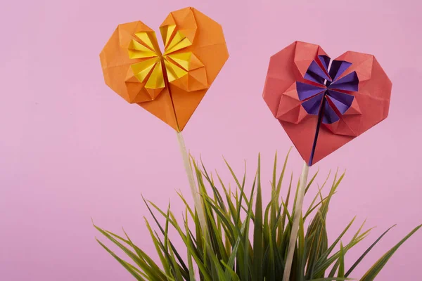 Concepto de San Valentín amor papel hecho a mano origami hecho a mano corazón de papel de color primer plano en el estudio — Foto de Stock