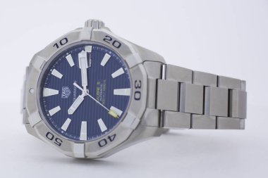 Chaux-de-Fonds, İsviçre, 21 Ağustos 2019 - Tag Heuer Aquaracer Calibre 5 mekanik saatin yakın çekim, İsviçre'nin ünlü üretim saati şirketi