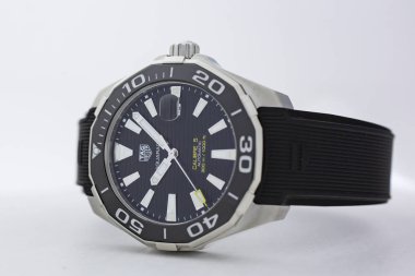 Chaux-de-Fonds, İsviçre, 21 Ağustos 2019 - İsviçre üretim saat şirketinden ünlü İsviçre yapımı lüks kol saati Tag Heuer Grand Carrera saatinin kapanışı