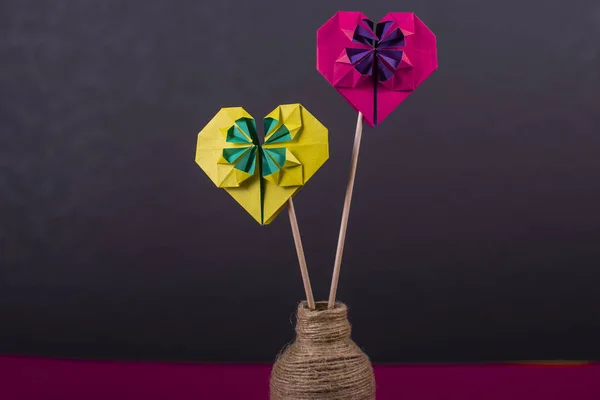 Concepto de signo de amor hecho a mano de papel origami hecho a mano corazón de papel de color primer plano en el estudio — Foto de Stock