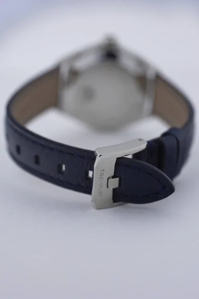 瑞士乔克斯-德-丰斯，2019年8月21日 - 经典瑞士制作的手表标签豪雅一级方程式大卡雷拉手表隔离宏观手镯的特写 — 图库照片