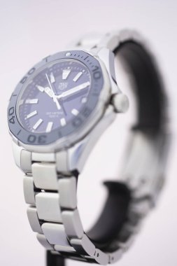Chaux-de-Fonds, İsviçre, 21 Ağustos 2019 - İsviçre üretim saat şirketinden ünlü İsviçre yapımı lüks kol saati Tag Heuer karakter saatinin kapanışı