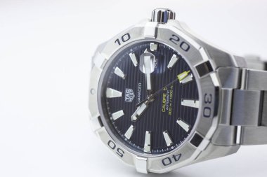 Chaux-de-Fonds, İsviçre, 21 Ağustos 2019 - Tag Heuer Aquaracer Calibre 5 siyah yüzlü mekanik saat çeliği