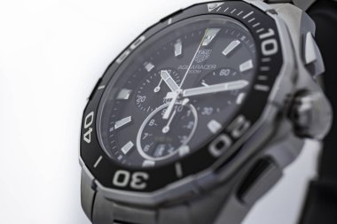 Chaux-de-Fonds, İsviçre, 21 Ağustos 2019 - Tag Heuer Aquaracer çelik siyah mecanical saat, İsviçre üretim saat şirketi ünlü İsviçre yapımı lüks kol saati yakın çekim