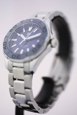 Chaux-de-Fonds, İsviçre, 21 Ağustos 2019 - Tag Heuer karakter saatinin yakın çekim, ünlü İsviçre yapımı lüks kol saati izole