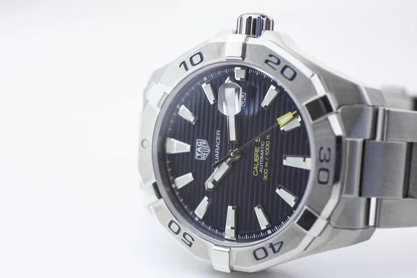 Chaux-de-Fonds, Zwitserland, augustus 21 2019-de close-up van Tag Heuer Aquaracer Calibre 5 mechanisch horloge staal met zwart gezicht — Stockfoto