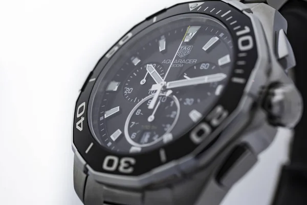 Chaux-de-Fonds, Zwitserland, augustus 21 2019-de close-up van Tag Heuer aquaracer staal zwart toerentellerandrijving horloge, een beroemde Swiss made luxe polshorloge uit Zwitserland productie klok bedrijf — Stockfoto