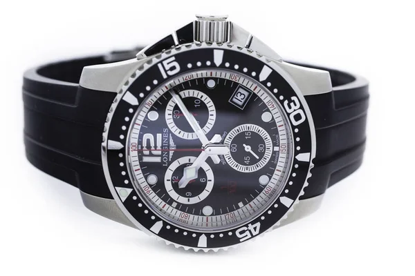 Сент-Имье, Швейцария 15 сентября 2019 года - Longines HydroConquest Chronograph Black Dial Mens Watch Swiss сделал роскошные наручные часы крупным планом на столе — стоковое фото