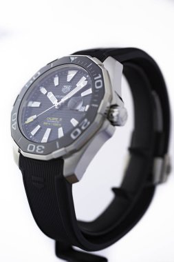 Chaux-de-Fonds, İsviçre, 21 Ağustos 2019 - İsviçre üretim saat şirketinden ünlü İsviçre yapımı lüks kol saati Tag Heuer Grand Carrera saatinin kapanışı