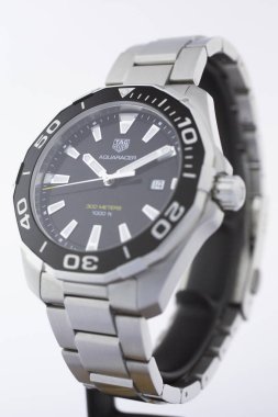 Chaux-de-Fonds, İsviçre, 21 Ağustos 2019 - Tag Heuer Aquaracer çelik siyah mecanical saat, İsviçre'den ünlü İsviçre yapımı lüks kol saati yakın çekim