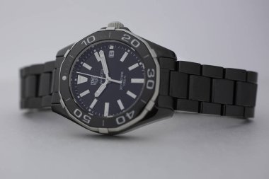 Chaux-de-Fonds, İsviçre, 21 Ağustos 2019 - Siyah kadın Tag Heuer Grand Carrera siyah çelik yakın çekim