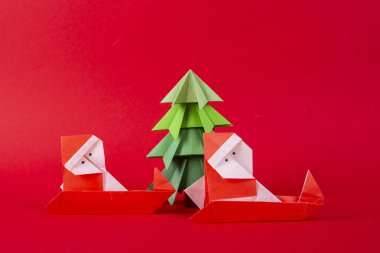 Noel Baba ağaç origami ile bir kızak üzerinde. Noel konsepti kış hazırlanmış süslemeleri stüdyo çekim