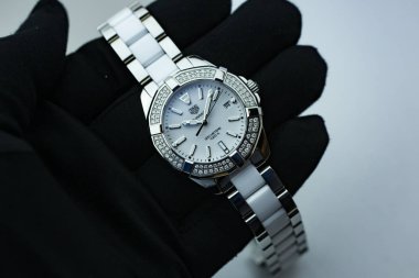 Chaux-de-Fonds, İsviçre, 21 Ağustos 2019 - Tag Heuer'in siyah eldivenli lüks kadın saati