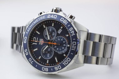 Chaux-de-Fonds, İsviçre, 21 Ağustos 2019 - Tag Heuer formula 1 Grand Carrera saatin in yakın çekimtametre ile ünlü İsviçre yapımı lüks kol saati