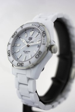 Chaux-de-Fonds, İsviçre, 21 Ağustos 2019 - Tag Heuer beyaz kadın aquaracer Grand Carrera saat, İsviçre standı ünlü bir İsviçre yapımı lüks kol saati yakın çekim