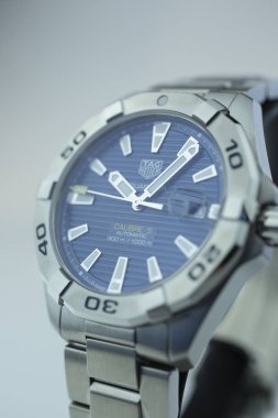 Chaux-de-Fonds, İsviçre, 21 Ağustos 2019 - İsviçre üretim saat şirketinden ünlü İsviçre yapımı lüks kol saati Tag Heuer Grand Carrera saatinin kapanışı