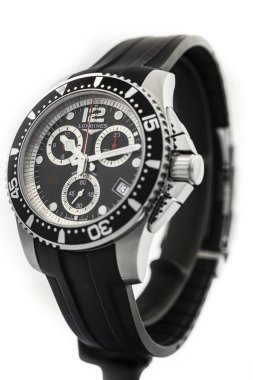 Saint-Imier, İsviçre 15 Eylül 2019 - Longines Hydroconquest Chronograph Black Dial Mens İsviçre yapımı lüks kol saati close-up makro çekim standda izole