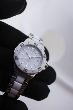 Chaux-de-Fonds, İsviçre, 21 Ağustos 2019 - Beyaz kadın lüks Tag Heuer'in torpido glove ile yakın çekim