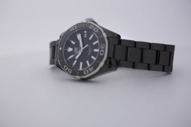 Chaux-de-Fonds, İsviçre, 21 Ağustos 2019 - Siyah kadın Tag Heuer Grand Carrera'nın masada olduğu yakın çekim