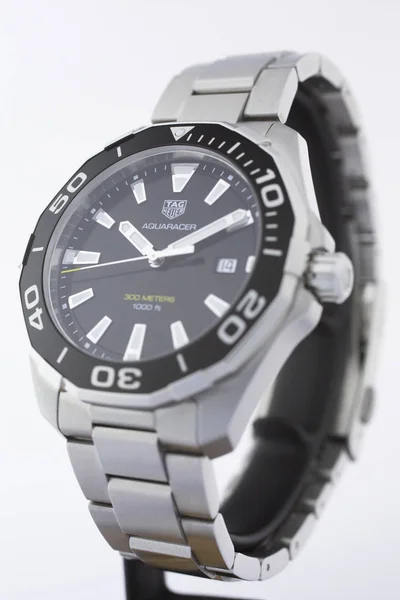 Chaux-de-Fonds, Suiza, 21 de agosto de 2019 - El primer plano de Tag Heuer Aquaracer acero reloj mecánico negro, un famoso reloj de pulsera de lujo suizo de Suiza —  Fotos de Stock